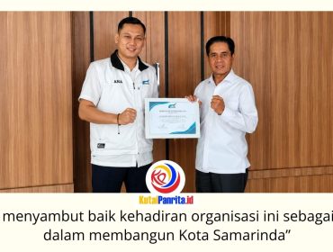 Ketua DPRD Kota Samarinda, Helmi Abdullah, menerima sertifikat penghargaan dari jajaran pengurus Saatnya Bergerak usai audiensi di Ruang Ketua DPRD Kota Samarinda, Senin (29/6/2026). Pertemuan tersebut menjadi ajang memperkuat sinergi antara DPRD dan organisasi kemasyarakatan dalam mendukung pembangunan serta pengawasan program pemerintah. Foto: Fathur Rabbany.