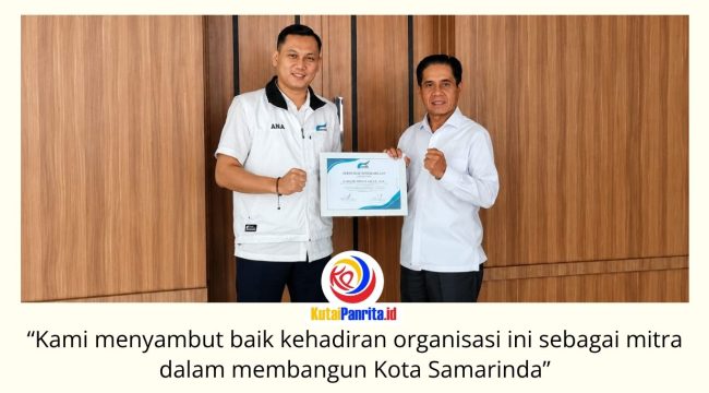 Ketua DPRD Kota Samarinda, Helmi Abdullah, menerima sertifikat penghargaan dari jajaran pengurus Saatnya Bergerak usai audiensi di Ruang Ketua DPRD Kota Samarinda, Senin (29/6/2026). Pertemuan tersebut menjadi ajang memperkuat sinergi antara DPRD dan organisasi kemasyarakatan dalam mendukung pembangunan serta pengawasan program pemerintah. Foto: Fathur Rabbany.