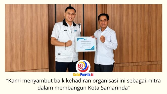 
 Ketua DPRD Kota Samarinda, Helmi Abdullah, menerima sertifikat penghargaan dari jajaran pengurus Saatnya Bergerak usai audiensi di Ruang Ketua DPRD Kota Samarinda, Senin (29/6/2026). Pertemuan tersebut menjadi ajang memperkuat sinergi antara DPRD dan organisasi kemasyarakatan dalam mendukung pembangunan serta pengawasan program pemerintah. Foto: Fathur Rabbany.