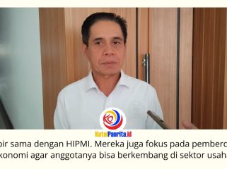 Ketua DPRD Kota Samarinda, Helmi Abdullah, menyampaikan pentingnya peran Syarikat Islam dalam memperkuat pemberdayaan UMKM, khususnya untuk meningkatkan daya saing pedagang tradisional di tengah pesatnya pertumbuhan ritel modern dan ekonomi digital. Foto: Fathur Rabbany.