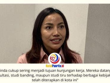 Wakil Ketua DPRD Kota Samarinda, Celni Pita Sari, memberikan keterangan kepada awak media di Gedung DPRD Kota Samarinda, Selasa (30/6/2026). Ia menyebut berbagai inovasi pembangunan dan pelayanan publik membuat Samarinda semakin sering menjadi tujuan kunjungan kerja, konsultasi, dan studi tiru dari berbagai daerah di Indonesia. Foto: Fathur Rabbany.