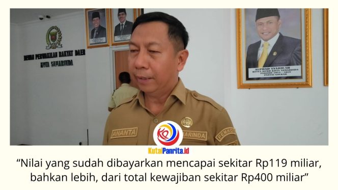 
 Kepala BPKAD Kota Samarinda, Ananta Fathurrozi, memberikan keterangan kepada awak media usai rapat bersama Komisi II DPRD Kota Samarinda, Selasa (30/6/2026). Ia menyampaikan bahwa Pemkot Samarinda terus mempercepat penyelesaian utang daerah sekitar Rp400 miliar secara bertahap dengan menyesuaikan kemampuan fiskal dan ketersediaan kas daerah. Foto: Fathur Rabbany.