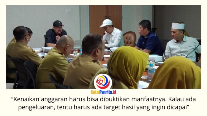 
 Anggota Komisi II DPRD Kota Samarinda, Viktor Yuan, menyampaikan pandangannya saat rapat pembahasan Rencana Kerja dan Anggaran (RKA) BPKAD di Gedung DPRD Kota Samarinda, Selasa (30/6/2026). Ia mempertanyakan efektivitas usulan kenaikan anggaran BPKAD serta kontribusi kerja sama dengan pihak ketiga terhadap peningkatan Pendapatan Asli Daerah (PAD). Foto: Fathur Rabbany.