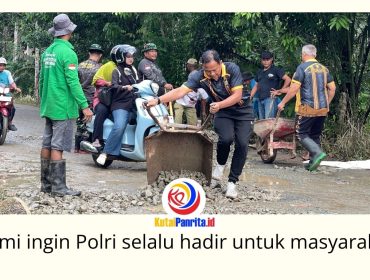 Jajaran Polsek Loa Kulu, Pemerintah Desa Loh Sumber, pihak swasta, dan masyarakat melakukan pengurukan jalan di Dusun Merangan RT 007 dan RT 008, Desa Loh Sumber, Kecamatan Loa Kulu, Jumat (19/6/2026) pagi. Foto: Polsek Loa Kulu.
