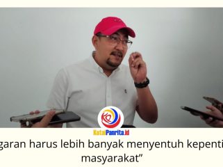 Ketua Komisi II DPRD Kota Samarinda, Iswandi, memberikan keterangan kepada awak media usai rapat bersama Dinas Perdagangan. Ia menekankan agar penggunaan anggaran lebih diprioritaskan untuk program yang berdampak langsung bagi masyarakat. Foto: Fathur Rabbany.