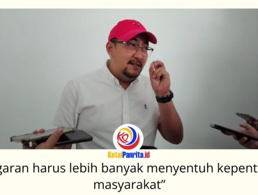 Ketua Komisi II DPRD Kota Samarinda, Iswandi, memberikan keterangan kepada awak media usai rapat bersama Dinas Perdagangan. Ia menekankan agar penggunaan anggaran lebih diprioritaskan untuk program yang berdampak langsung bagi masyarakat. Foto: Fathur Rabbany.