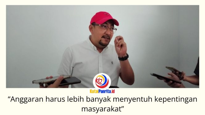 
 Ketua Komisi II DPRD Kota Samarinda, Iswandi, memberikan keterangan kepada awak media usai rapat bersama Dinas Perdagangan. Ia menekankan agar penggunaan anggaran lebih diprioritaskan untuk program yang berdampak langsung bagi masyarakat. Foto: Fathur Rabbany.