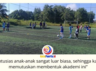 Suasana para santri RHQ Football Academy saat mengikuti sesi latihan rutin di Lapangan Mini Soccer Fatma Sport Center, Tenggarong. Program pembinaan ini menjadi wadah pengembangan bakat sepak bola sekaligus pembentukan karakter dan nilai-nilai disiplin bagi para peserta. Foto: Nizar.