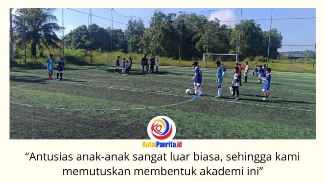 
 Suasana para santri RHQ Football Academy saat mengikuti sesi latihan rutin di Lapangan Mini Soccer Fatma Sport Center, Tenggarong. Program pembinaan ini menjadi wadah pengembangan bakat sepak bola sekaligus pembentukan karakter dan nilai-nilai disiplin bagi para peserta. Foto: Nizar.