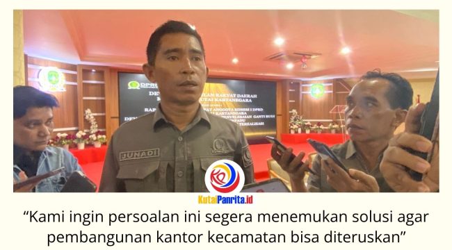 Wakil Ketua DPRD Kutai Kartanegara, Junadi, memberikan keterangan usai rapat dengar pendapat terkait ganti rugi lahan pembangunan Kantor Camat Terpadu Loa Kulu. DPRD berharap persoalan yang telah berlangsung bertahun-tahun itu segera tuntas agar pembangunan dapat dilanjutkan. Foto: Fairuzzabady.
