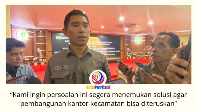 
 Wakil Ketua DPRD Kutai Kartanegara, Junadi, memberikan keterangan usai rapat dengar pendapat terkait ganti rugi lahan pembangunan Kantor Camat Terpadu Loa Kulu. DPRD berharap persoalan yang telah berlangsung bertahun-tahun itu segera tuntas agar pembangunan dapat dilanjutkan. Foto: Fairuzzabady.