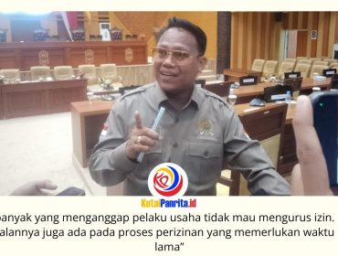 Ketua Komisi I DPRD Kota Samarinda, Samri Shaputra, menilai masih banyaknya reklame yang terpasang tanpa izin di berbagai titik kota tidak sepenuhnya disebabkan oleh ketidakpatuhan pelaku usaha, melainkan juga dipengaruhi oleh proses perizinan yang dinilai masih panjang dan kompleks. Foto: Fathur Rabbany.