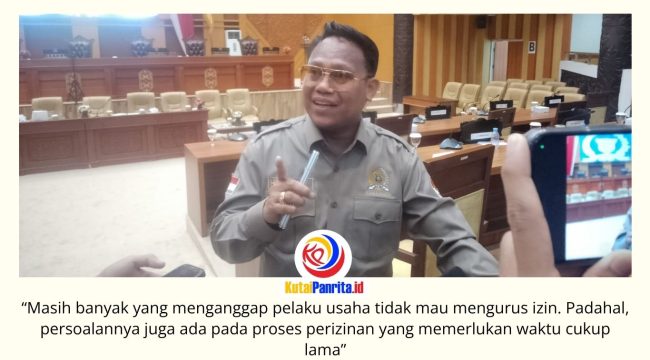Ketua Komisi I DPRD Kota Samarinda, Samri Shaputra, menilai masih banyaknya reklame yang terpasang tanpa izin di berbagai titik kota tidak sepenuhnya disebabkan oleh ketidakpatuhan pelaku usaha, melainkan juga dipengaruhi oleh proses perizinan yang dinilai masih panjang dan kompleks. Foto: Fathur Rabbany.