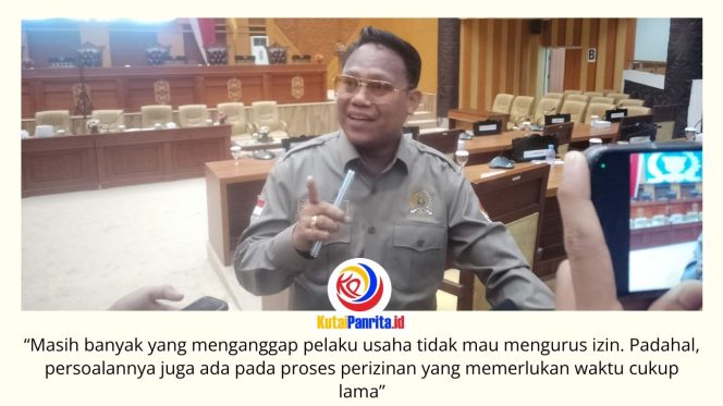
 Ketua Komisi I DPRD Kota Samarinda, Samri Shaputra, menilai masih banyaknya reklame yang terpasang tanpa izin di berbagai titik kota tidak sepenuhnya disebabkan oleh ketidakpatuhan pelaku usaha, melainkan juga dipengaruhi oleh proses perizinan yang dinilai masih panjang dan kompleks. Foto: Fathur Rabbany.