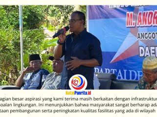 Anggota Komisi III DPRD Kota Samarinda, Muhammad Andriansyah, berdialog dengan warga saat kegiatan reses di Desa Barambai beberapa waktu lalu. Reses tersebut menjadi sarana bagi masyarakat untuk menyampaikan berbagai aspirasi dan kebutuhan pembangunan di lingkungan mereka. Foto: Fathur Rabbany.