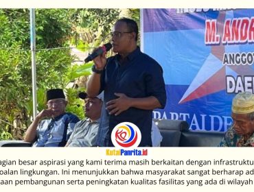 Anggota Komisi III DPRD Kota Samarinda, Muhammad Andriansyah, berdialog dengan warga saat kegiatan reses di Desa Barambai beberapa waktu lalu. Reses tersebut menjadi sarana bagi masyarakat untuk menyampaikan berbagai aspirasi dan kebutuhan pembangunan di lingkungan mereka. Foto: Fathur Rabbany.