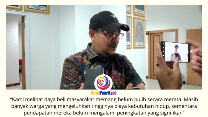 
 Ketua Komisi II DPRD Kota Samarinda, Iswandi, memberikan keterangan terkait kondisi ekonomi masyarakat yang dinilai belum sepenuhnya pulih, dengan kenaikan biaya kebutuhan pokok, pendidikan, dan kebutuhan rumah tangga lainnya yang masih membebani warga. Foto: Dok. Fathur Rabbany.