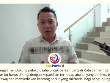 Ketua Komisi III DPRD Kota Samarinda, Deni Hakim Anwar, memberikan keterangan terkait kewajiban pelaku usaha menyediakan kantong parkir yang memadai guna menjaga ketertiban lalu lintas dan kenyamanan masyarakat. Foto: Fathur Rabbany.