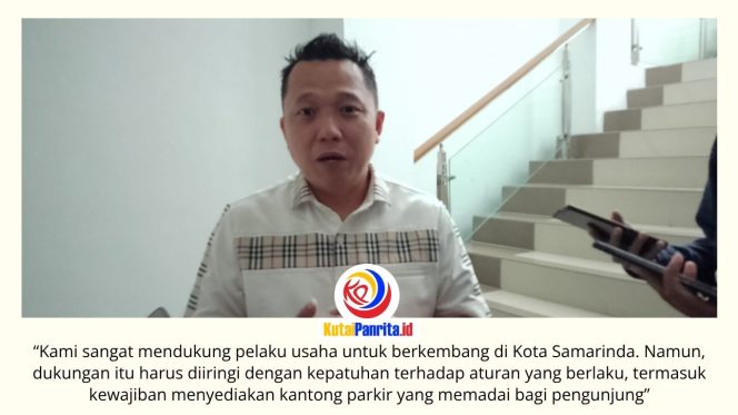 
 Ketua Komisi III DPRD Kota Samarinda, Deni Hakim Anwar, memberikan keterangan terkait kewajiban pelaku usaha menyediakan kantong parkir yang memadai guna menjaga ketertiban lalu lintas dan kenyamanan masyarakat. Foto: Fathur Rabbany.