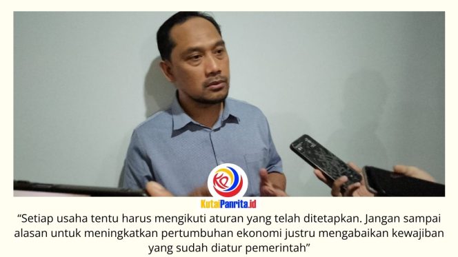 
 Anggota DPRD Kota Samarinda, Abdul Rohim, memberikan keterangan terkait pentingnya pemenuhan seluruh persyaratan perizinan oleh pelaku usaha sebelum menjalankan kegiatan operasional. Foto: Fathur Rabbany.
