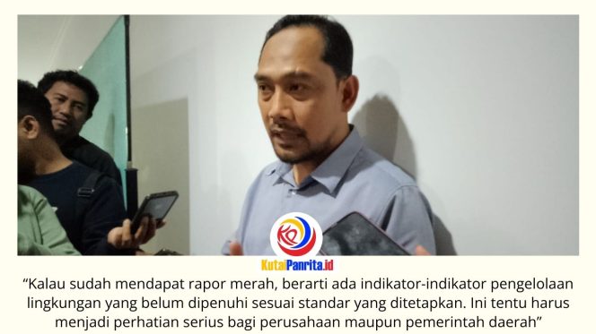 
 Anggota Komisi III DPRD Kota Samarinda, Abdul Rohim, memberikan keterangan terkait perlunya tindak lanjut pemerintah daerah terhadap perusahaan yang memperoleh status rapor merah dalam evaluasi pengelolaan lingkungan oleh KLHK. Foto: Fathur Rabbany.