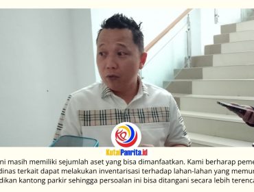 Ketua Komisi III DPRD Kota Samarinda, Deni Hakim Anwar, memberikan keterangan terkait perlunya solusi parkir terpadu serta penguatan pengawasan terhadap pemenuhan perizinan usaha di Kota Samarinda. Foto: Fathur Rabbany.