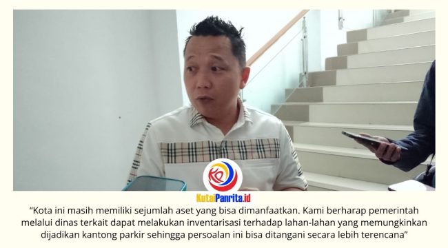 Ketua Komisi III DPRD Kota Samarinda, Deni Hakim Anwar, memberikan keterangan terkait perlunya solusi parkir terpadu serta penguatan pengawasan terhadap pemenuhan perizinan usaha di Kota Samarinda. Foto: Fathur Rabbany.