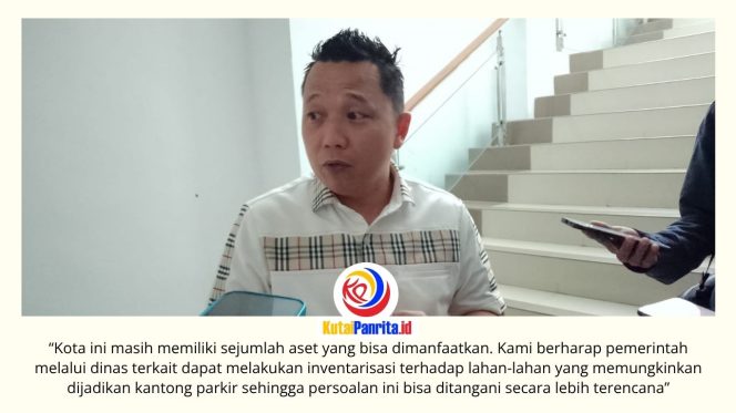 
 Ketua Komisi III DPRD Kota Samarinda, Deni Hakim Anwar, memberikan keterangan terkait perlunya solusi parkir terpadu serta penguatan pengawasan terhadap pemenuhan perizinan usaha di Kota Samarinda. Foto: Fathur Rabbany.