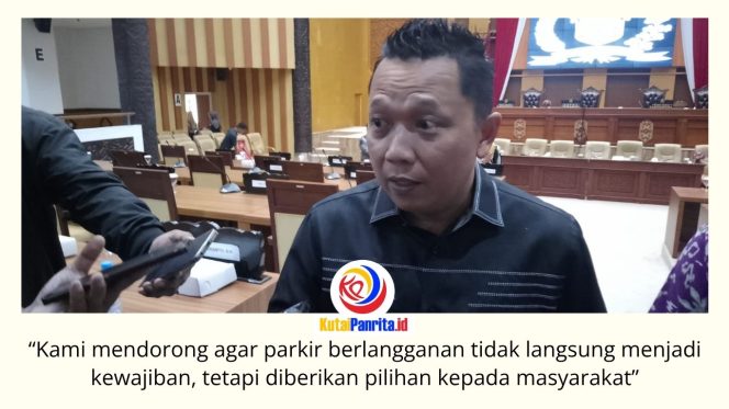 
 Ketua Komisi III DPRD Kota Samarinda, Deni Hakim Anwar, menegaskan bahwa penerapan program parkir berlangganan di Kota Samarinda sebaiknya dilakukan secara bertahap dan bersifat opsional agar tidak membebani masyarakat. Foto: Fathur Rabbany.