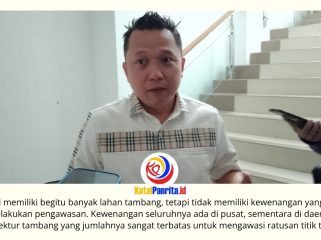 Ketua Komisi III DPRD Kota Samarinda, Deni Hakim Anwar, memberikan keterangan terkait perlunya penguatan pengawasan pertambangan dan tanggung jawab perusahaan terhadap keamanan lubang bekas tambang (void) guna mencegah jatuhnya korban jiwa. Foto: Fathur Rabbany.