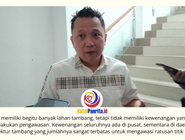 Ketua Komisi III DPRD Kota Samarinda, Deni Hakim Anwar, memberikan keterangan terkait perlunya penguatan pengawasan pertambangan dan tanggung jawab perusahaan terhadap keamanan lubang bekas tambang (void) guna mencegah jatuhnya korban jiwa. Foto: Fathur Rabbany.