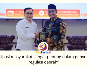 Plt Sekretaris DPRD Kota Samarinda, Eddy Syahrani, S.Sos, menerima cenderamata dari UINSI Samarinda usai membuka Uji Publik Rancangan Peraturan Daerah (Raperda) tentang Pengelolaan Pemakaman Umum di Auditorium 22 Dzulhijjah UINSI Samarinda, Loa Janan Ilir, Rabu (17/6/2026).