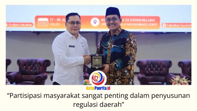 
 Plt Sekretaris DPRD Kota Samarinda, Eddy Syahrani, S.Sos, menerima cenderamata dari UINSI Samarinda usai membuka Uji Publik Rancangan Peraturan Daerah (Raperda) tentang Pengelolaan Pemakaman Umum di Auditorium 22 Dzulhijjah UINSI Samarinda, Loa Janan Ilir, Rabu (17/6/2026).