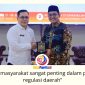 Plt Sekretaris DPRD Kota Samarinda, Eddy Syahrani, S.Sos, menerima cenderamata dari UINSI Samarinda usai membuka Uji Publik Rancangan Peraturan Daerah (Raperda) tentang Pengelolaan Pemakaman Umum di Auditorium 22 Dzulhijjah UINSI Samarinda, Loa Janan Ilir, Rabu (17/6/2026).