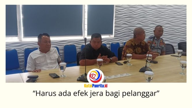 
 Ketua ALFI Kalimantan Timur, Mohamad Gobel (baju putih), menegaskan perlunya penataan ulang kawasan pergudangan di Jalan Teuku Umar sebagai solusi jangka panjang untuk mengatasi parkir truk gandeng dan mencegah terulangnya kecelakaan.