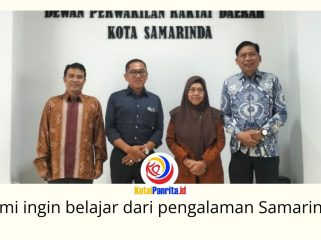 Wakil Ketua I DPRD Kota Pasuruan, Ismail Marzuki Hasan, bersama rombongan berfoto usai kunjungan kerja ke DPRD Kota Samarinda untuk mempelajari kebijakan pertumbuhan ekonomi daerah, Kamis (18/6/2026). Foto: Yana Ashari.