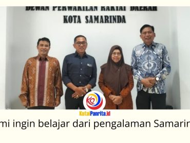 Wakil Ketua I DPRD Kota Pasuruan, Ismail Marzuki Hasan, bersama rombongan berfoto usai kunjungan kerja ke DPRD Kota Samarinda untuk mempelajari kebijakan pertumbuhan ekonomi daerah, Kamis (18/6/2026). Foto: Yana Ashari.