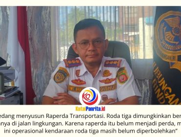 Kepala Dinas Perhubungan Kota Samarinda, Hotmarulitua Manalu, menegaskan bahwa seluruh kendaraan roda tiga, dalam bentuk apa pun, saat ini belum diizinkan beroperasi di wilayah Kota Samarinda. Penegasan tersebut disampaikan saat memberikan keterangan kepada awak media di ruang kerjanya, Rabu (3/6/2026). Foto: Yana Ashari.