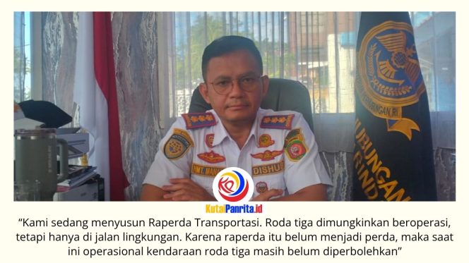 
 Kepala Dinas Perhubungan Kota Samarinda, Hotmarulitua Manalu, menegaskan bahwa seluruh kendaraan roda tiga, dalam bentuk apa pun, saat ini belum diizinkan beroperasi di wilayah Kota Samarinda. Penegasan tersebut disampaikan saat memberikan keterangan kepada awak media di ruang kerjanya, Rabu (3/6/2026). Foto: Yana Ashari.