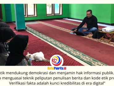 Ketua PWI Kutai Kartanegara, Andi Wibowo, menyampaikan materi dasar jurnalistik kepada siswa SMA Muhammadiyah Tenggarong dalam pelatihan yang bertujuan meningkatkan literasi media dan kemampuan menulis di era digital. Foto: Dok. PWI Kukar.