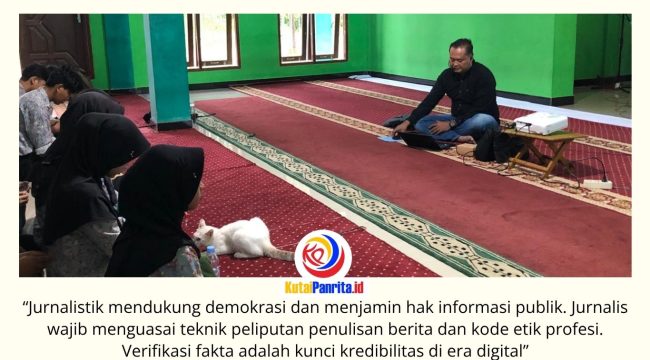 Ketua PWI Kutai Kartanegara, Andi Wibowo, menyampaikan materi dasar jurnalistik kepada siswa SMA Muhammadiyah Tenggarong dalam pelatihan yang bertujuan meningkatkan literasi media dan kemampuan menulis di era digital. Foto: Dok. PWI Kukar.