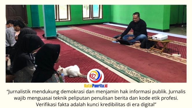 
 Ketua PWI Kutai Kartanegara, Andi Wibowo, menyampaikan materi dasar jurnalistik kepada siswa SMA Muhammadiyah Tenggarong dalam pelatihan yang bertujuan meningkatkan literasi media dan kemampuan menulis di era digital. Foto: Dok. PWI Kukar.