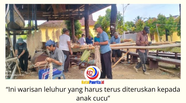Warga Desa Budaya Pampang bergotong royong mempersiapkan Festival Budaya Dayak Kenyah 2026 yang akan berlangsung pada 25–28 Juni 2026. Semangat kebersamaan masyarakat menjadi wujud nyata pelestarian tradisi dan warisan budaya yang diwariskan secara turun-temurun. Foto: Yana Ashari.