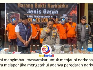 Kapolsek Loa Kulu, AKP Hari Supranoto, didampingi Kanit Reskrim Polsek Loa Kulu, Iptu Danto Utomo, saat menggelar siaran pers pengungkapan kasus penyalahgunaan narkotika golongan I jenis ganja dengan barang bukti sekitar tiga kilogram di halaman Mapolsek Loa Kulu, Rabu (3/6/2026). Foto: Fairuzzabady.