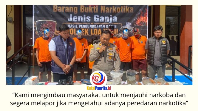 
 Kapolsek Loa Kulu, AKP Hari Supranoto, didampingi Kanit Reskrim Polsek Loa Kulu, Iptu Danto Utomo, saat menggelar siaran pers pengungkapan kasus penyalahgunaan narkotika golongan I jenis ganja dengan barang bukti sekitar tiga kilogram di halaman Mapolsek Loa Kulu, Rabu (3/6/2026). Foto: Fairuzzabady.