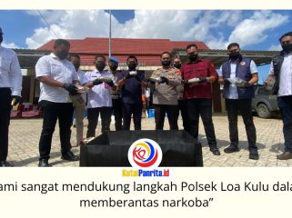 Kapolsek Loa Kulu, AKP Hari Supranoto, bersama Camat Loa Kulu, Ardiansyah, didampingi Kanit Reskrim Polsek Loa Kulu, Iptu Danto Utomo, Jaksa Penuntut Umum Kejaksaan Negeri Kutai Kartanegara, Riko Kriswantoro, Panitera Pengadilan Negeri Tenggarong, Rudi Novarin Anwar, serta KBO Satresnarkoba Polres Kutai Kartanegara, Iptu Sugiono, memperlihatkan barang bukti narkotika jenis ganja yang akan dimusnahkan dalam kegiatan di Mapolsek Loa Kulu, Rabu (3/6/2026). Foto: Fairuzzabady.