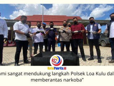Kapolsek Loa Kulu, AKP Hari Supranoto, bersama Camat Loa Kulu, Ardiansyah, didampingi Kanit Reskrim Polsek Loa Kulu, Iptu Danto Utomo, Jaksa Penuntut Umum Kejaksaan Negeri Kutai Kartanegara, Riko Kriswantoro, Panitera Pengadilan Negeri Tenggarong, Rudi Novarin Anwar, serta KBO Satresnarkoba Polres Kutai Kartanegara, Iptu Sugiono, memperlihatkan barang bukti narkotika jenis ganja yang akan dimusnahkan dalam kegiatan di Mapolsek Loa Kulu, Rabu (3/6/2026). Foto: Fairuzzabady.