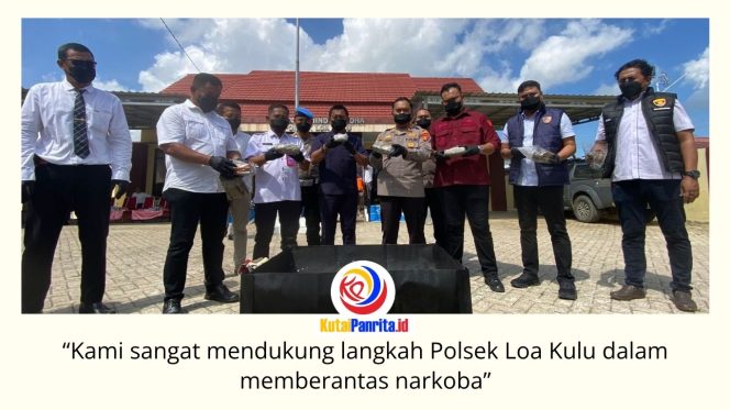 
 Kapolsek Loa Kulu, AKP Hari Supranoto, bersama Camat Loa Kulu, Ardiansyah, didampingi Kanit Reskrim Polsek Loa Kulu, Iptu Danto Utomo, Jaksa Penuntut Umum Kejaksaan Negeri Kutai Kartanegara, Riko Kriswantoro, Panitera Pengadilan Negeri Tenggarong, Rudi Novarin Anwar, serta KBO Satresnarkoba Polres Kutai Kartanegara, Iptu Sugiono, memperlihatkan barang bukti narkotika jenis ganja yang akan dimusnahkan dalam kegiatan di Mapolsek Loa Kulu, Rabu (3/6/2026). Foto: Fairuzzabady.
