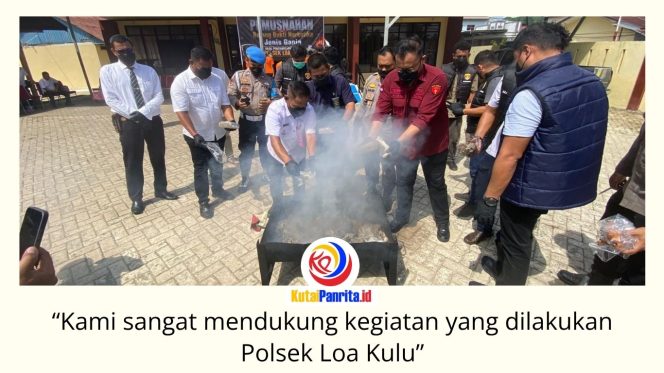 
 Kapolsek Loa Kulu, AKP Hari Supranoto, bersama Camat Loa Kulu, Ardiansyah, didampingi Kanit Reskrim Polsek Loa Kulu, Iptu Danto Utomo, Jaksa Penuntut Umum Kejaksaan Negeri Kutai Kartanegara, Riko Kriswantoro, Panitera Pengadilan Negeri Tenggarong, Rudi Novarin Anwar, KBO Satresnarkoba Polres Kutai Kartanegara, Iptu Sugiono, serta Sekretaris Desa Loa Kulu Kota, Fajar Rian Saputra, memusnahkan barang bukti narkotika jenis ganja dalam kegiatan yang digelar di Mapolsek Loa Kulu, Rabu (3/6/2026). Foto: Fairuzzabady.