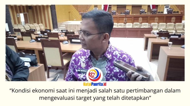 
 Kepala Dinas Perhubungan Kota Samarinda, Hotmarulitua Manalu, menyampaikan bahwa pihaknya akan mengevaluasi target Pendapatan Asli Daerah (PAD) dari sektor parkir dengan mempertimbangkan kondisi ekonomi masyarakat, sembari tetap mengoptimalkan pengelolaan parkir sebagai sumber pendapatan daerah. Foto: Fathur Rabbany.